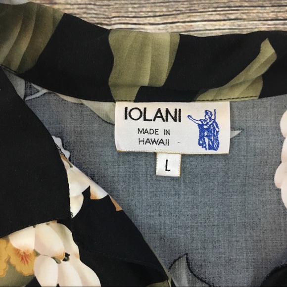SOLD ❌ Iolani | Hawaiian Black Floral Blouse - Picture 3 of 5